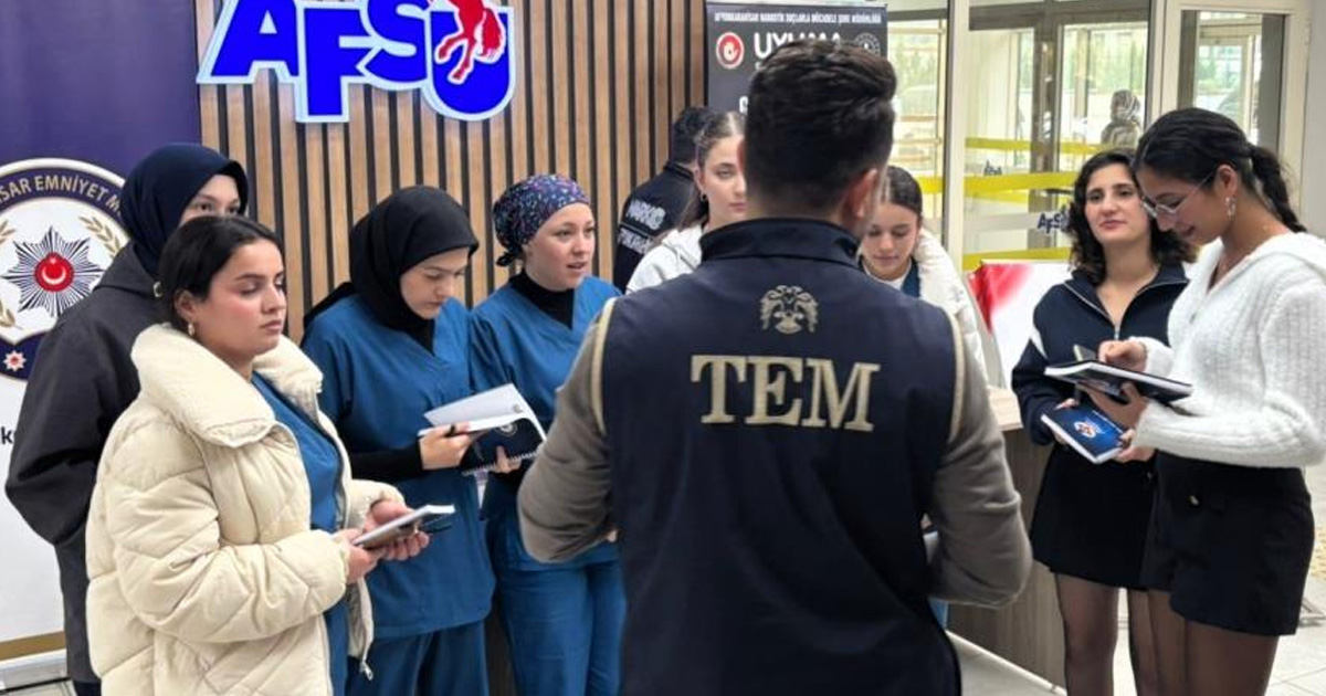 Polisten 17 bin üniversite öğrencisine terörle ve uyuşturucuyla mücadele eğitimi