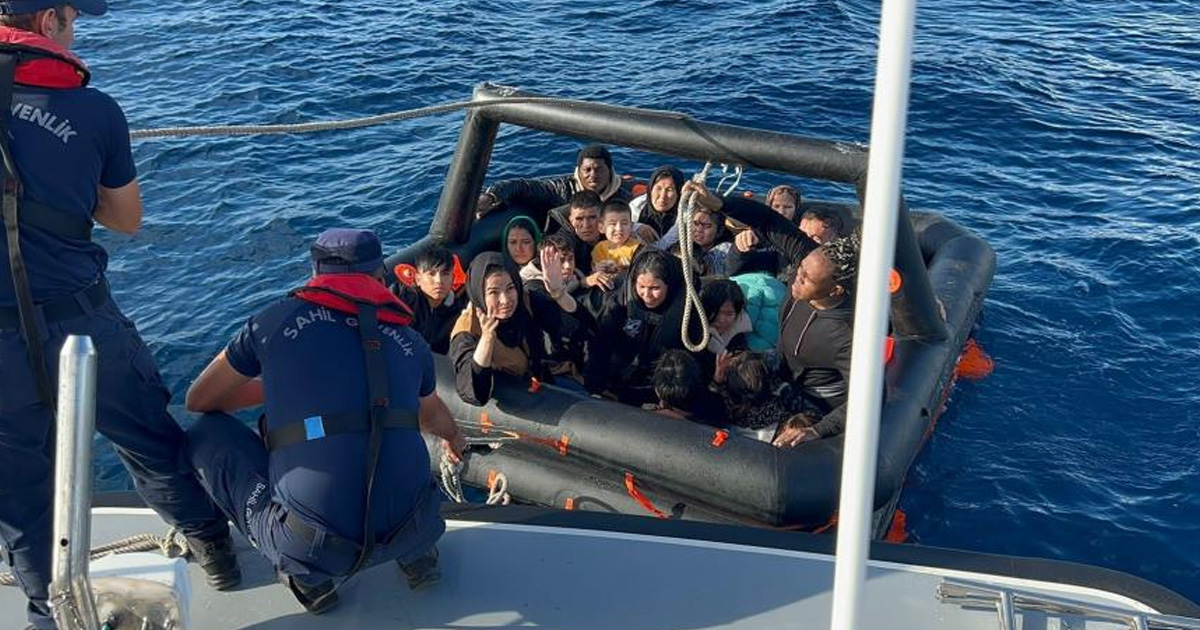 İzmir açıklarında 85 düzensiz göçmen kurtarıldı, 73 göçmen yakalandı