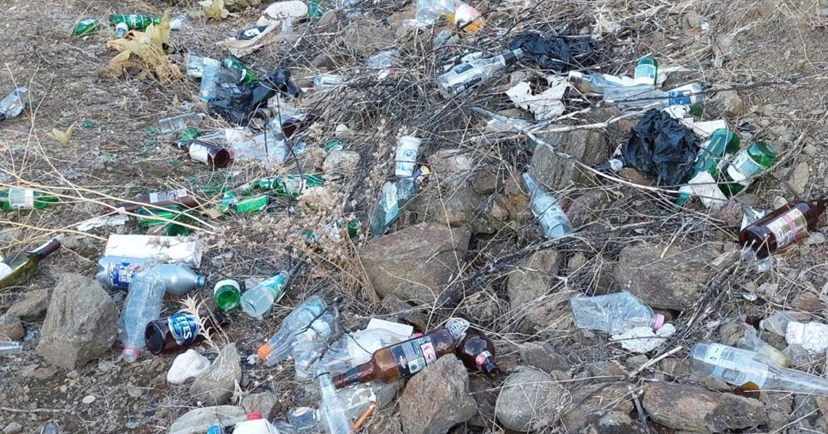Sarıgöllü çiftçilerden zeytinliğe atılan alkol şişelerine tepki