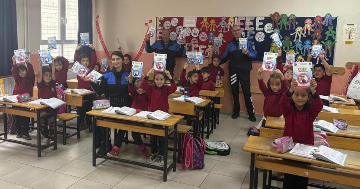 Polis ekipleri, anaokulu ve ilkokulu öğrencilerine eğitim verdi