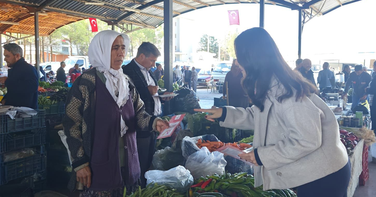 Meme kanseri farkındalığı için pazar yerinde eğitim
