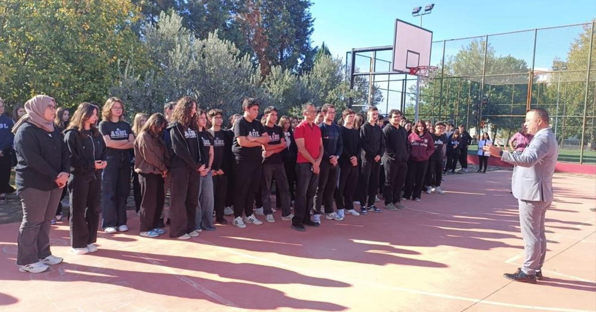 Lise öğrencilerine deprem tahliye tatbikatı