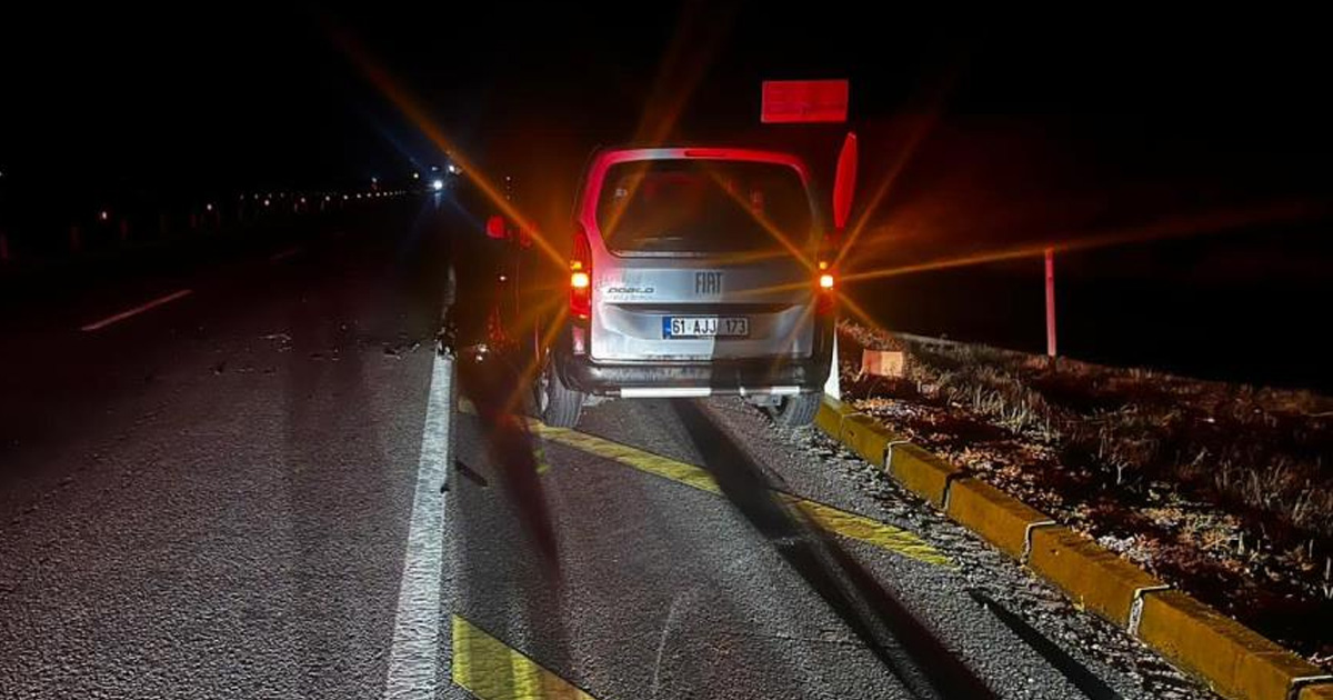 Tırla hafif ticari aracın çarpıştığı kazada 2 kişi yaralandı