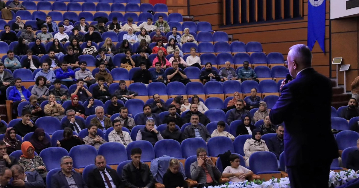 Denizli’de sosyal medyanın etkileri mizahi bir dille sahneye taşındı