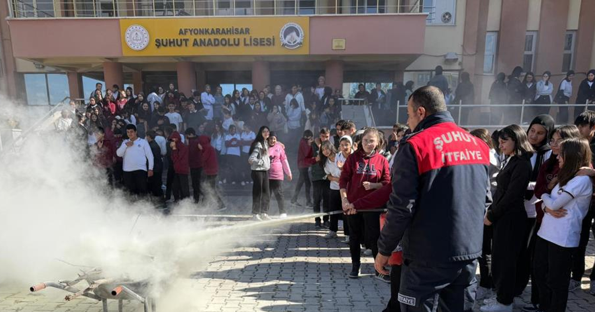 Okul bahçesinde yangın tatbikatı yapıldı