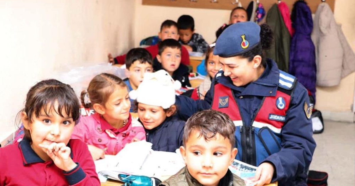 Vatandaşlara kadına şiddetle mücadele anlatıldı