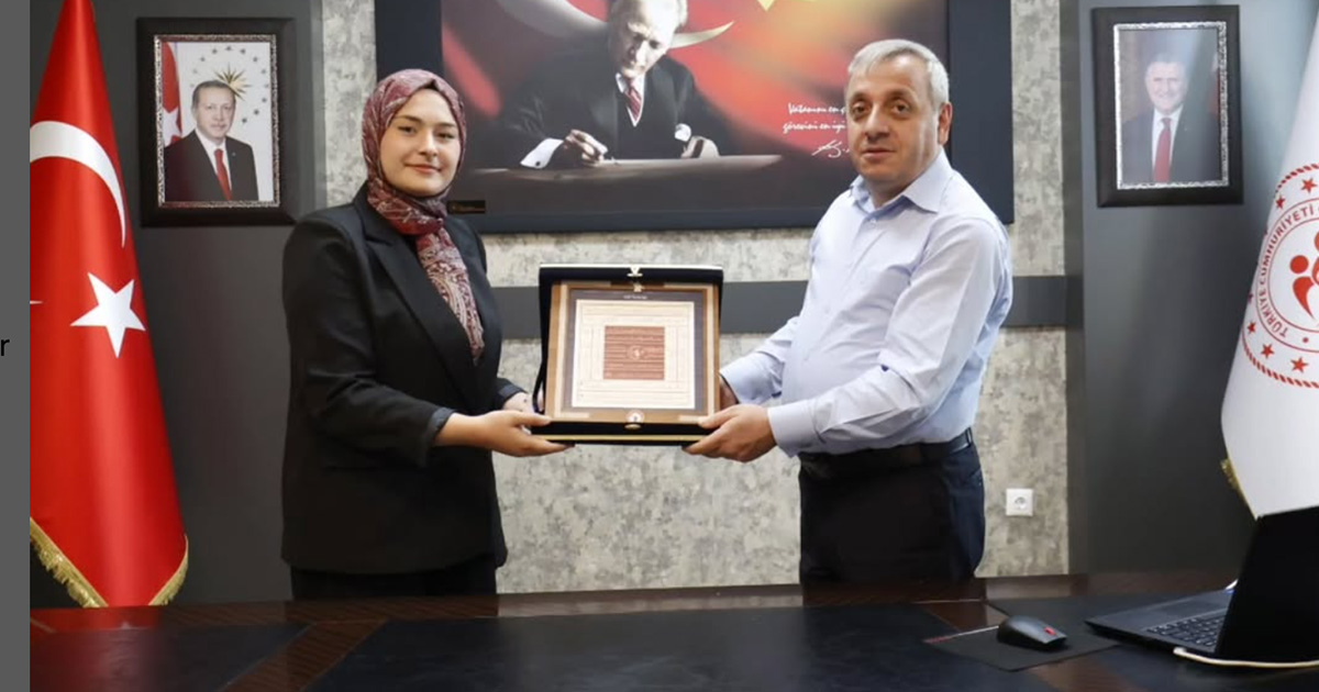 Genç Gönüllü Esra Dirman, Ahilik Sancağını Erdoğan’a Teslim Etti