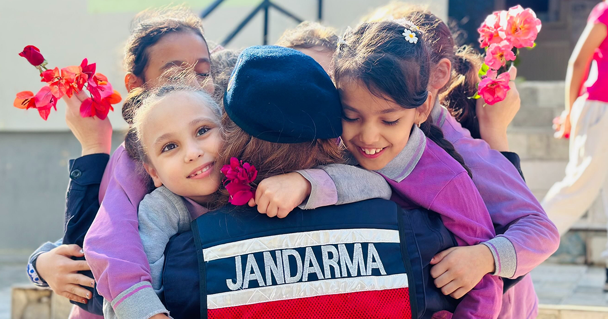 Jandarma kız çocuklarını unutmadı