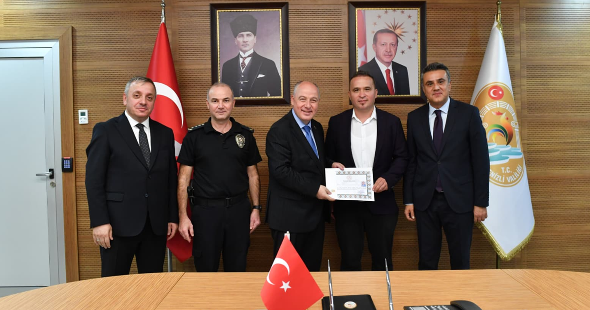 Vali Coşkun’dan Öğretmenlere Başarı Belgesi