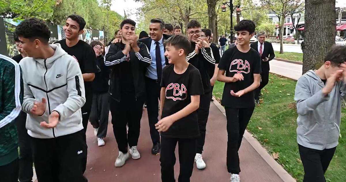 Milli Eğitim Müdürü Öğrencilerle Yürüyüşte Buluştu