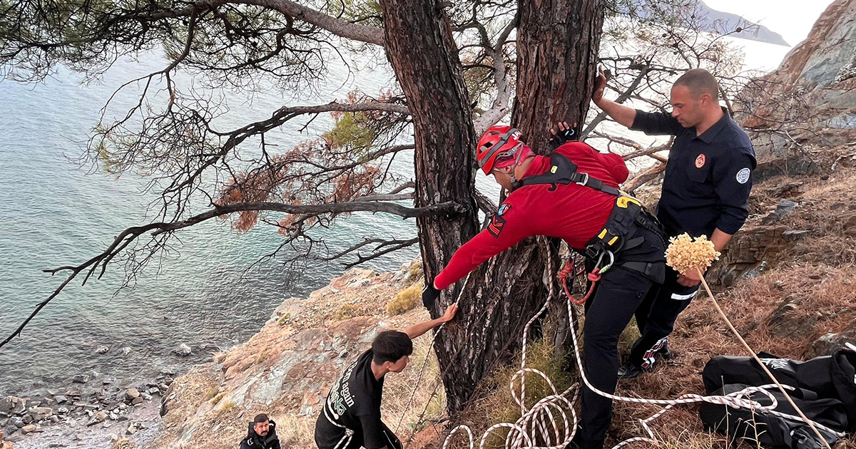  Yürüyüş yaparken düşen şahsı, JAK ve UMKE ekipleri kurtardı