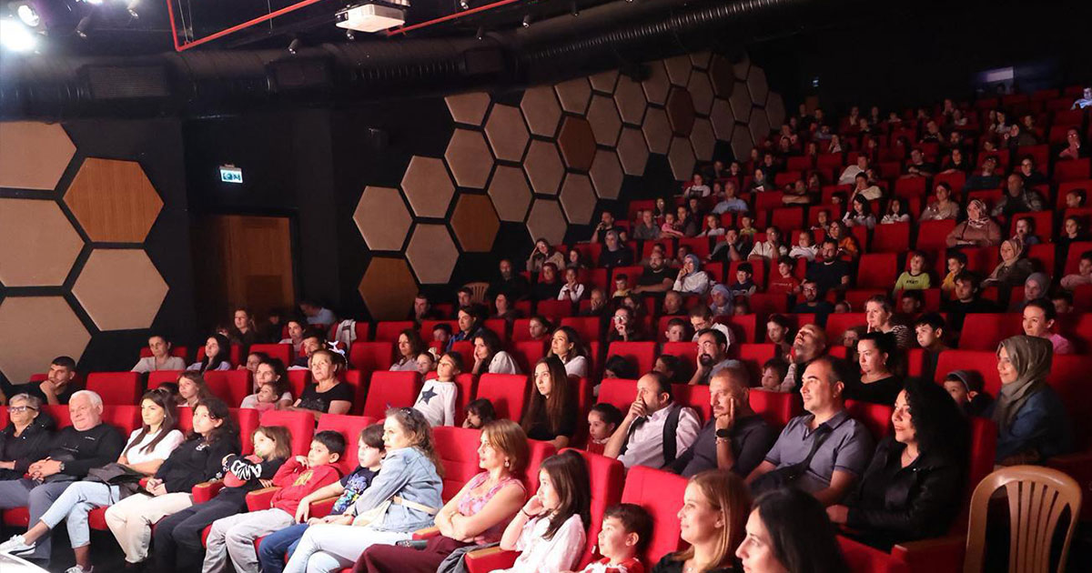 Merkezefendi Kent Tiyatrosu “Piyonlar” ile ‘perde’ dedi