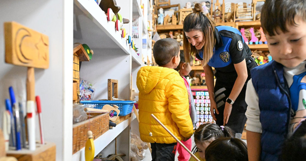 Polisler çocuklara oyuncak atölyesini gezdirdi