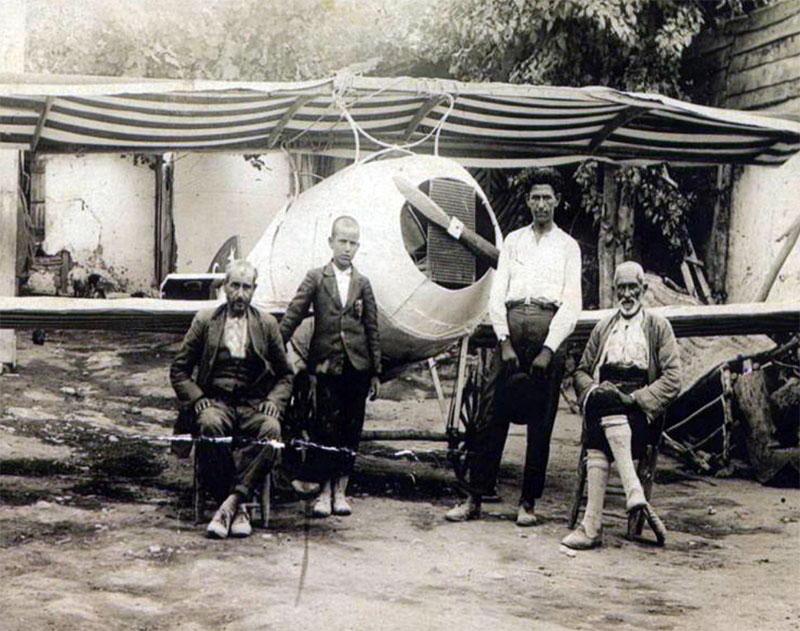 Denizli'nin ilk uçağını üreten Mehmet Sulu (Ayakta beyaz gömlekli) üretim sonrası yakınlarıyla birlikte poz verdi. 