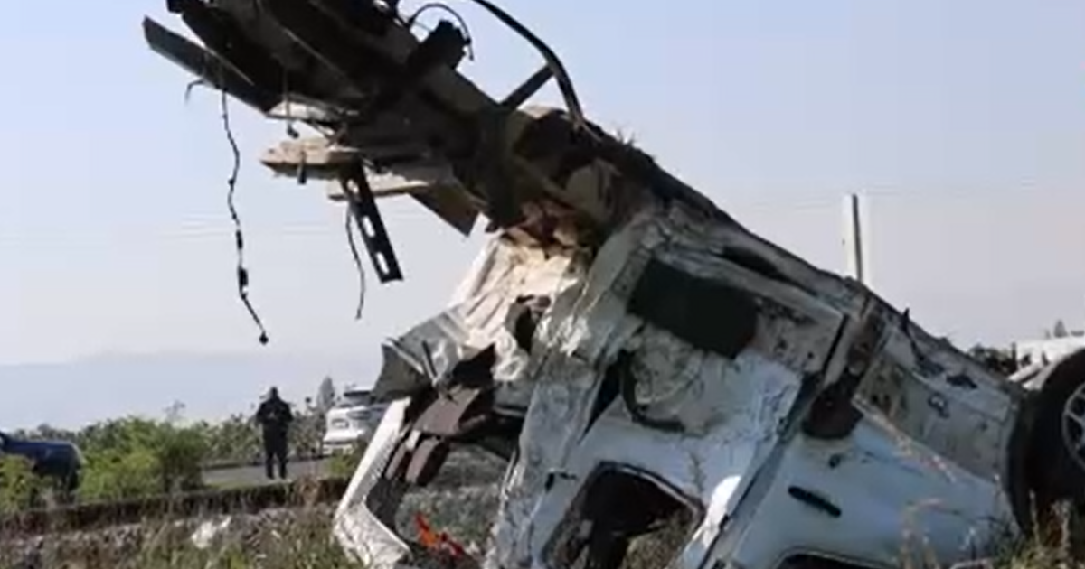 Trenin çarptığı kamyonet paramparça oldu