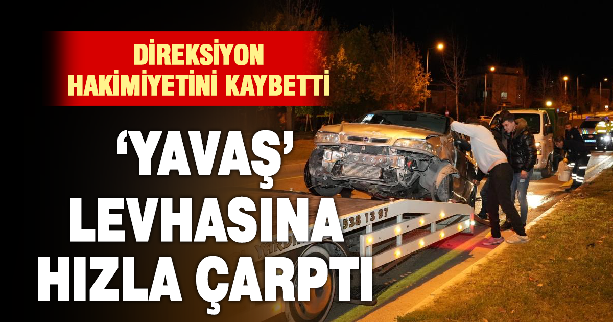 Kontrolden çıkan otomobil önce kaldırıma sonra orta refüjdeki yavaş levhasına çarptı 