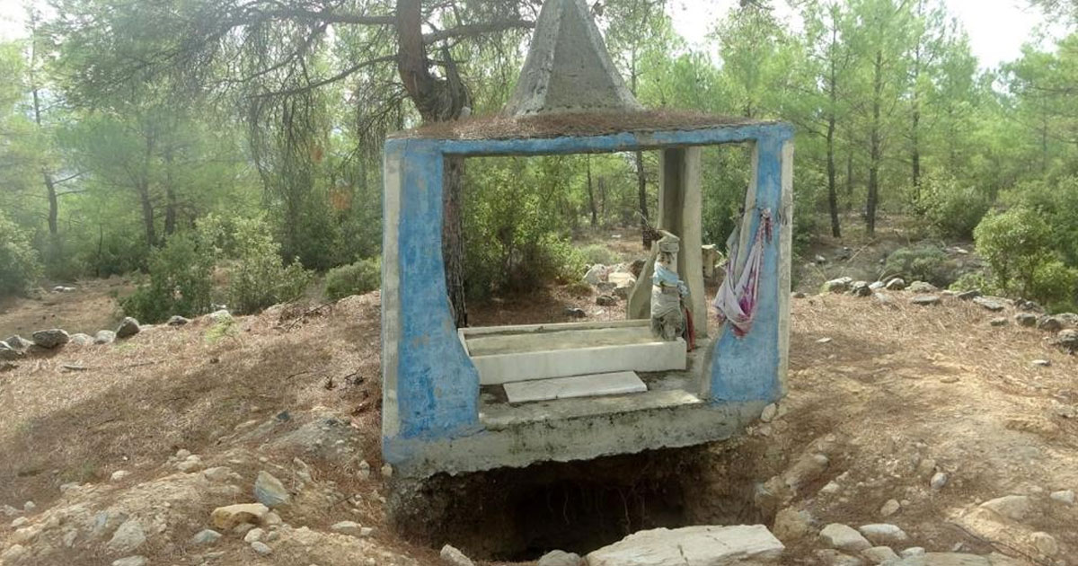 300 yıllık türbe kaçak kazıyla delik deşik edildi