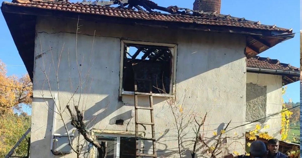 Tavşanlı’da 2 katlı ahşap ev yandı