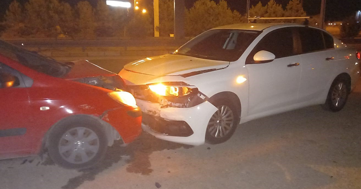 Kotrolden çıkan otomobil polis aracına çarptı
