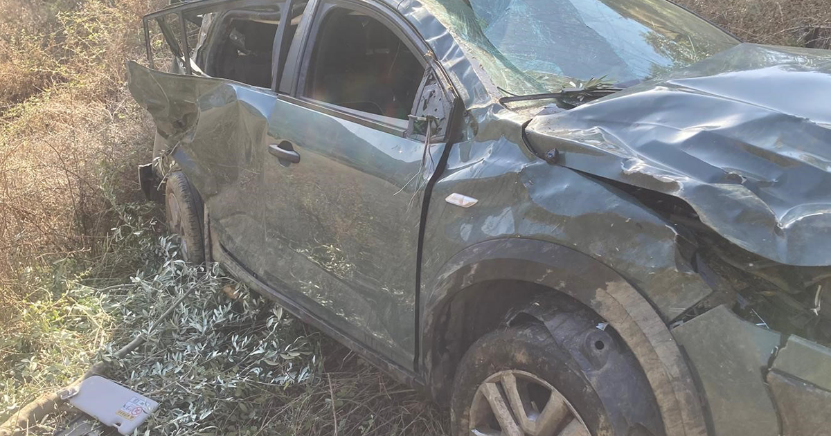 Uçuruma devrilen otomobilin sürücüsü kurtarıldı
