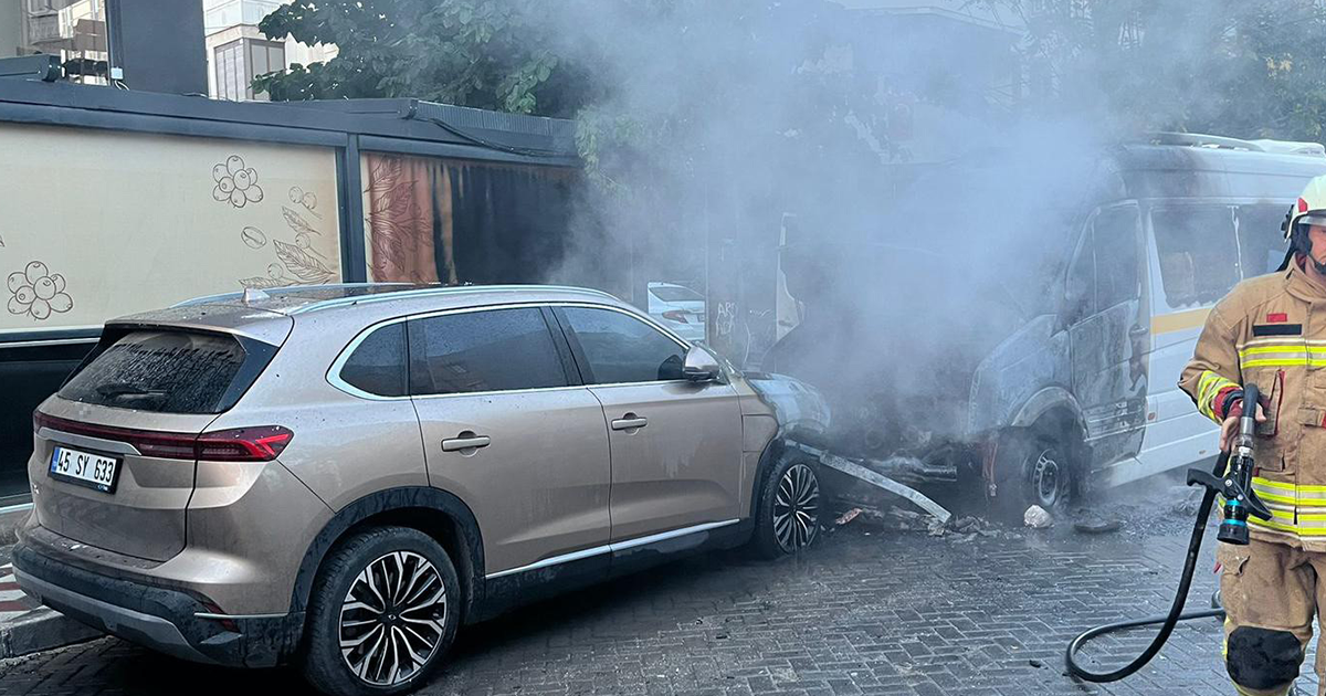 Öğrenci servisi yandı: 13 çocuk son anda kurtarıldı