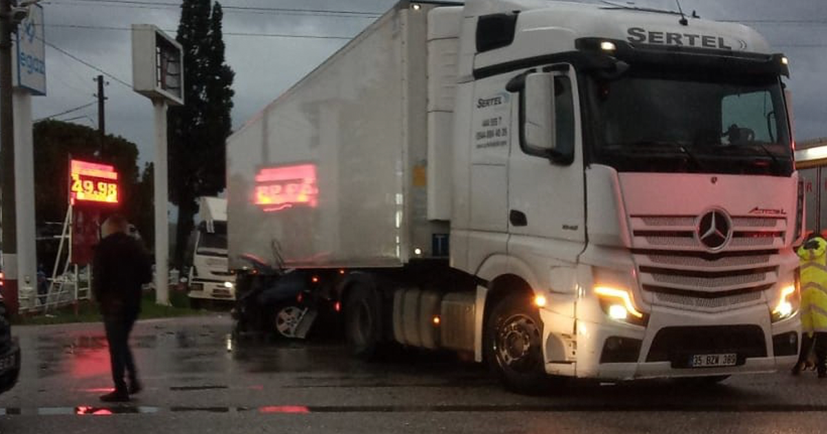 Tırın altında kalan otomobildeki karı koca hayatını kaybetti 