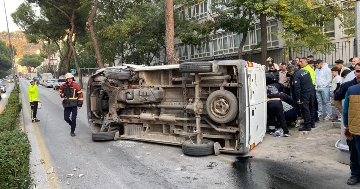 Kaldırıma çarpıp takla attı, park halindeki araçlara çarparak durabildi 