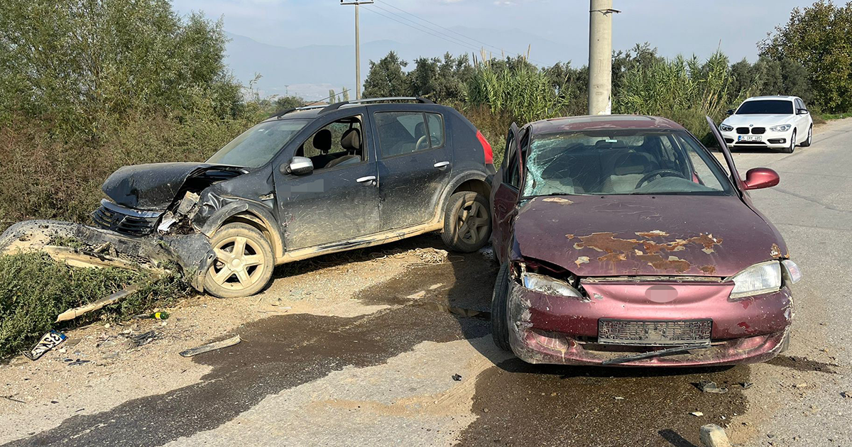 İki araç kafa kafaya çarpıştı: 2 yaralı