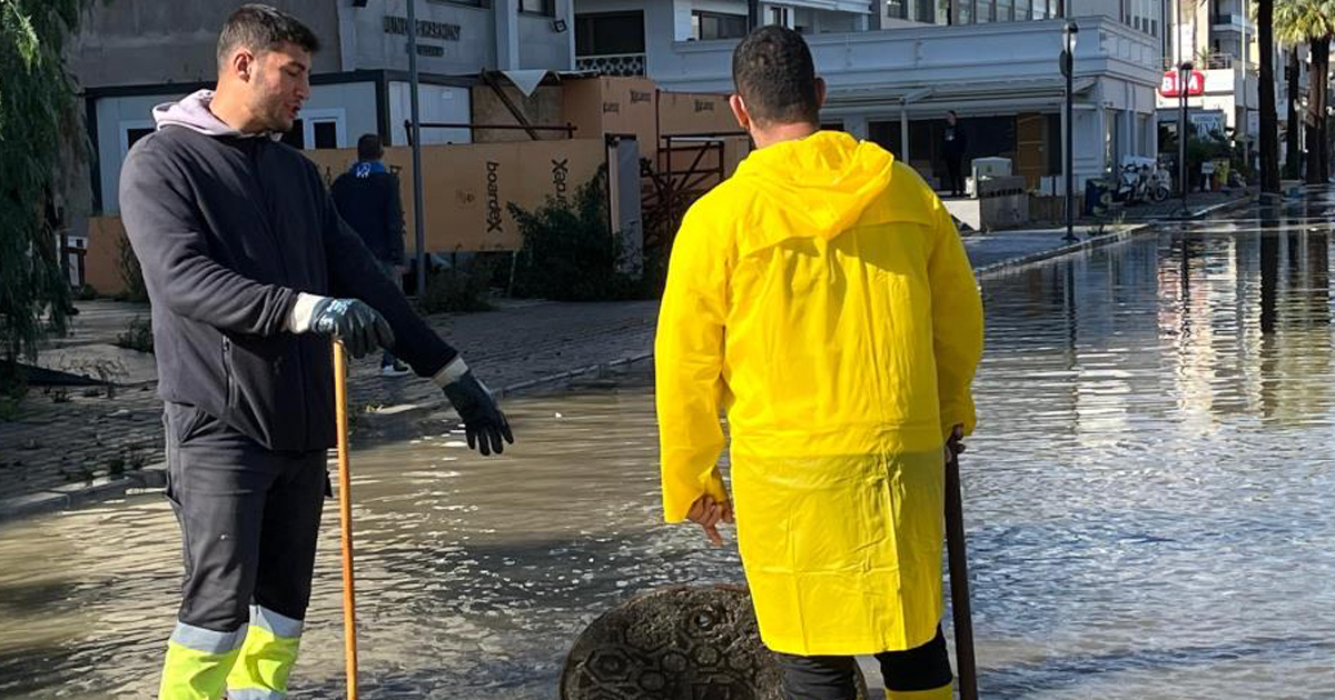 Sağanak yağış Çeşme’de sele neden oldu 