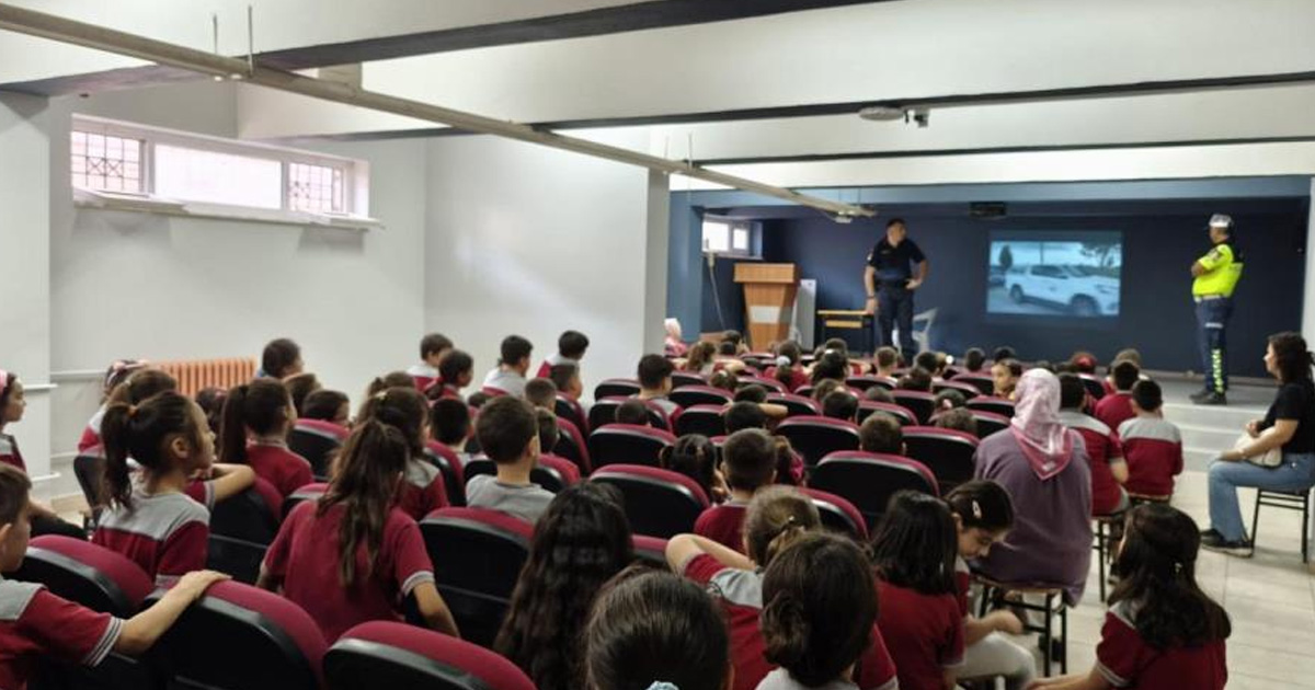 Buharkent’te Jandarma, minik öğrencilere görevlerini anlattı