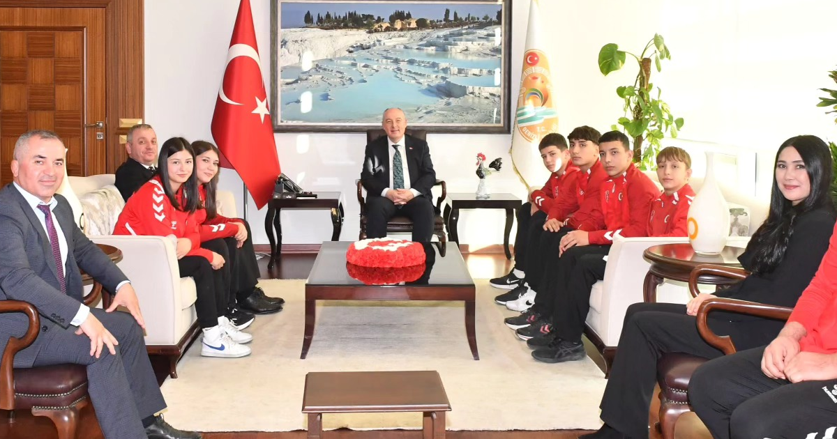 Balkan güreş şampiyonası başarıları valilikte kabul edildi