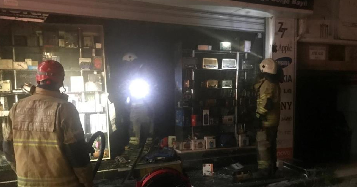 İzmir’de cep telefonu aksesuar mağazasında yangın