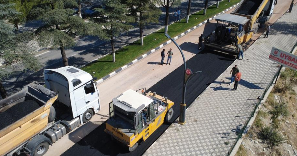 Karayolları tarafından Demirci’de sıcak asfalt çalışmalarına başlandı