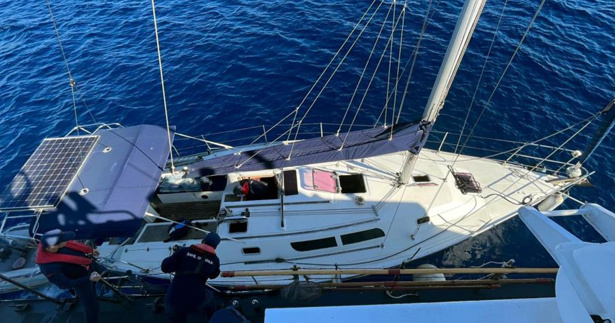 Yelkenli teknede 22 düzensiz göçmen ve bir göçmen kaçakçısı yakalandı