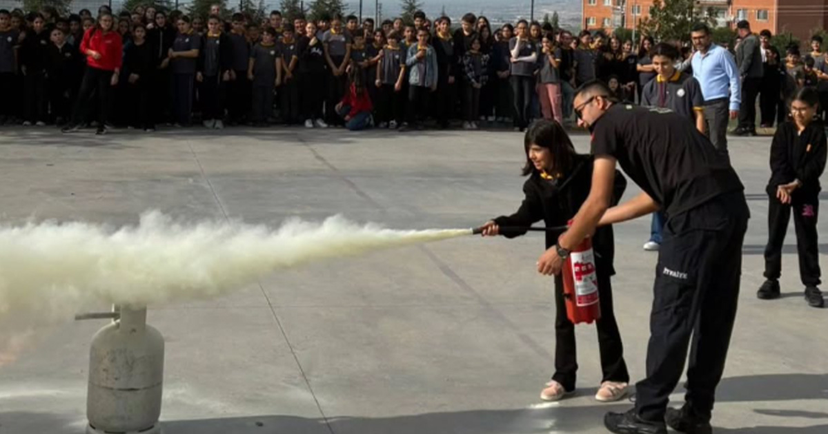 Denizli Büyükşehir İtfaiyesi’nden öğrencilere yangın güvenliği eğitimi