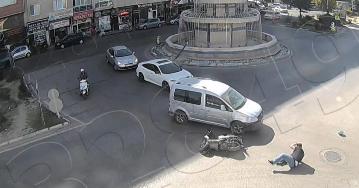 Kütahya’da iki ayrı motosiklet kazası kameralara yansıdı