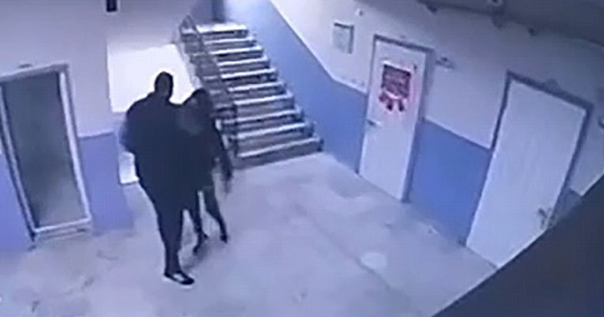 Okul müdürü otizmli öğrenciyi merdivenlerden itti