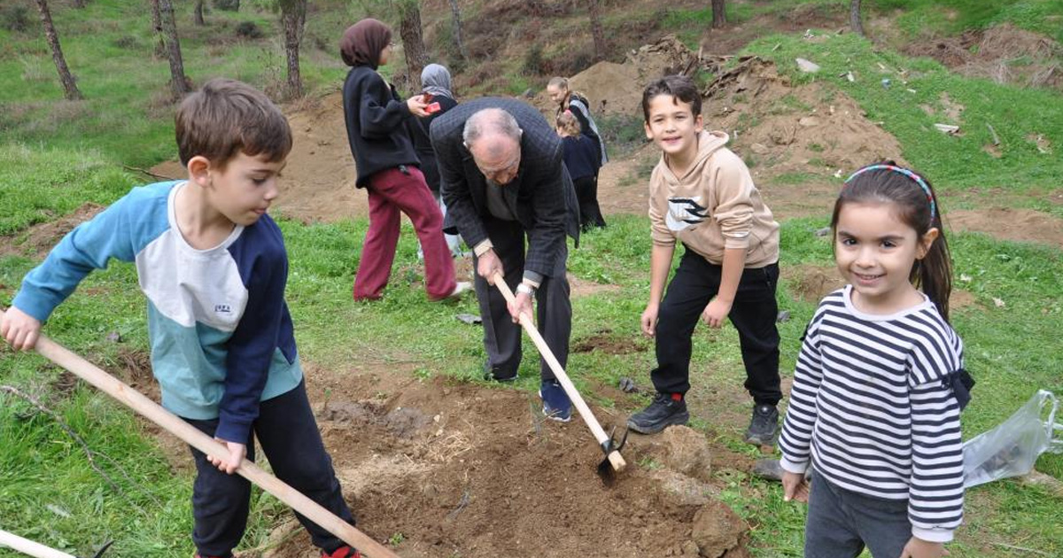 Milli Ağaçlandırma Günü’nde Salihli’de 600 fidan toprakla buluştu
