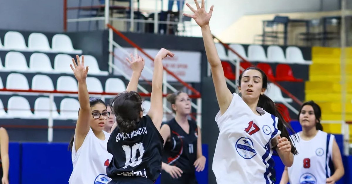 U-16 Kızlar İl Şampiyonası Hasan Güngör Spor Salonu’nda sürüyor