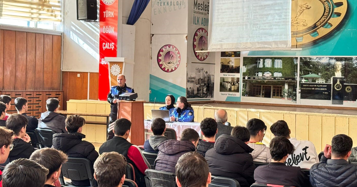 Polisten lise öğrencilerine yönelik eğitim çalışması