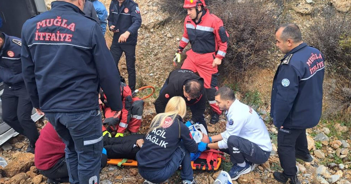 Muğla’da yolcu minibüsü devrildi: 13 yaralı