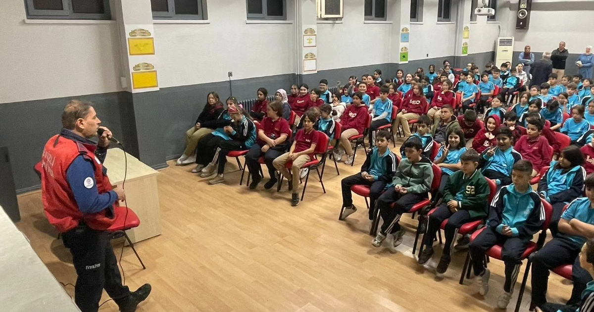 Lütfi Ege Ortaokulu’nda temel yangın eğitimi verildi