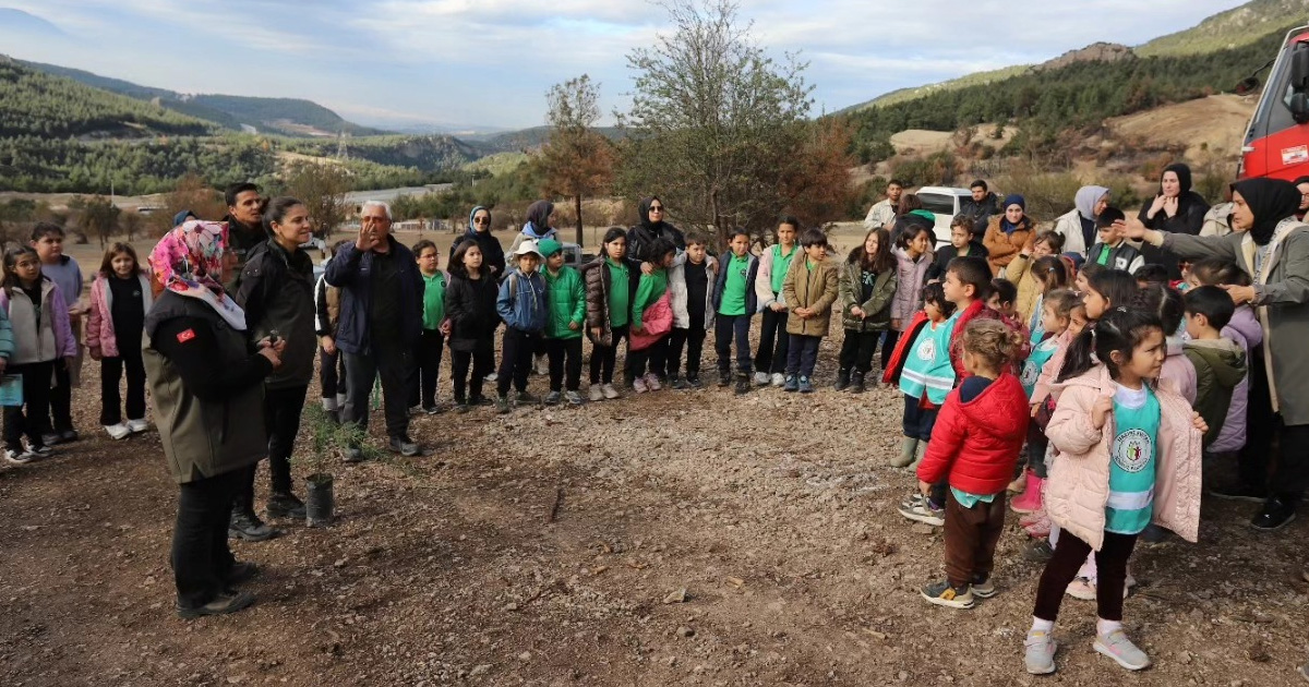 Yeşil vatan seferberliğinde öğrenciler Cankurtaran’da fidanları toprakla buluşturdu