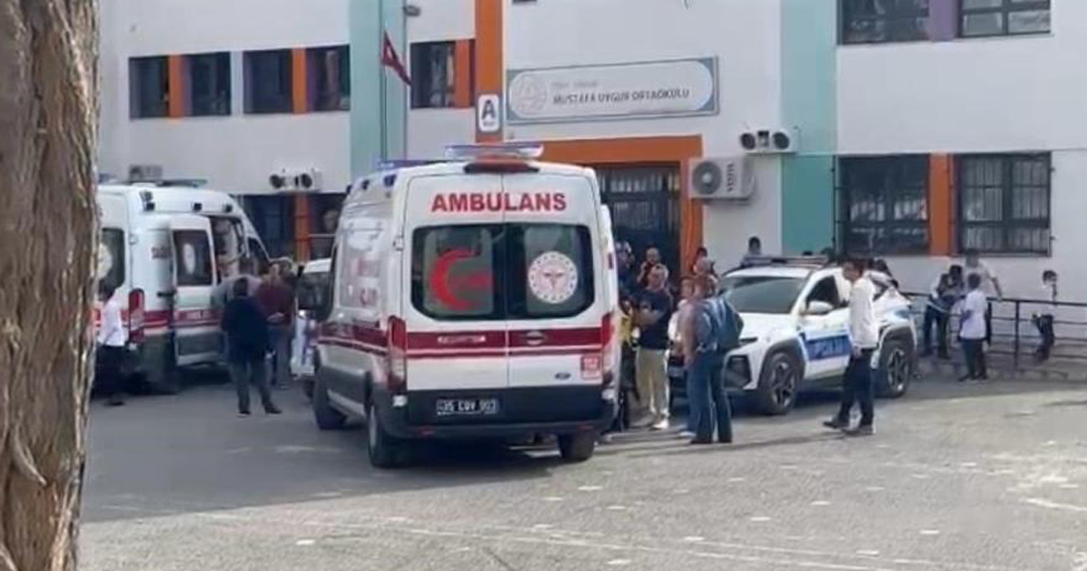 Sınıfın içinde yangın tüpü sıktılar: Çoğu öğrenci tozdan etkilendi