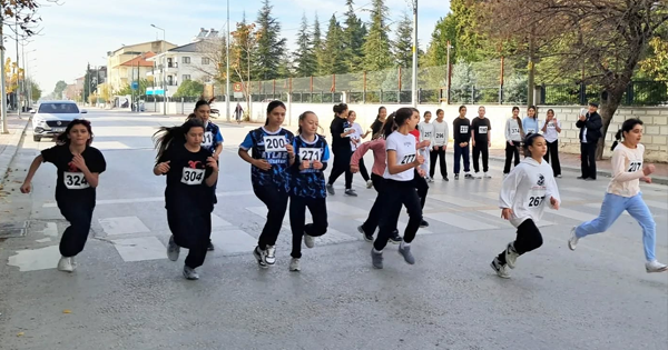 Çivril’de atletizm okul sporları kros yarışmaları yapıldı
