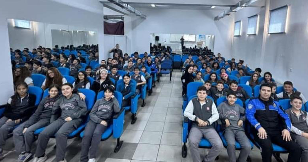 Ortaokul öğrencilerine polislerden eğitim 