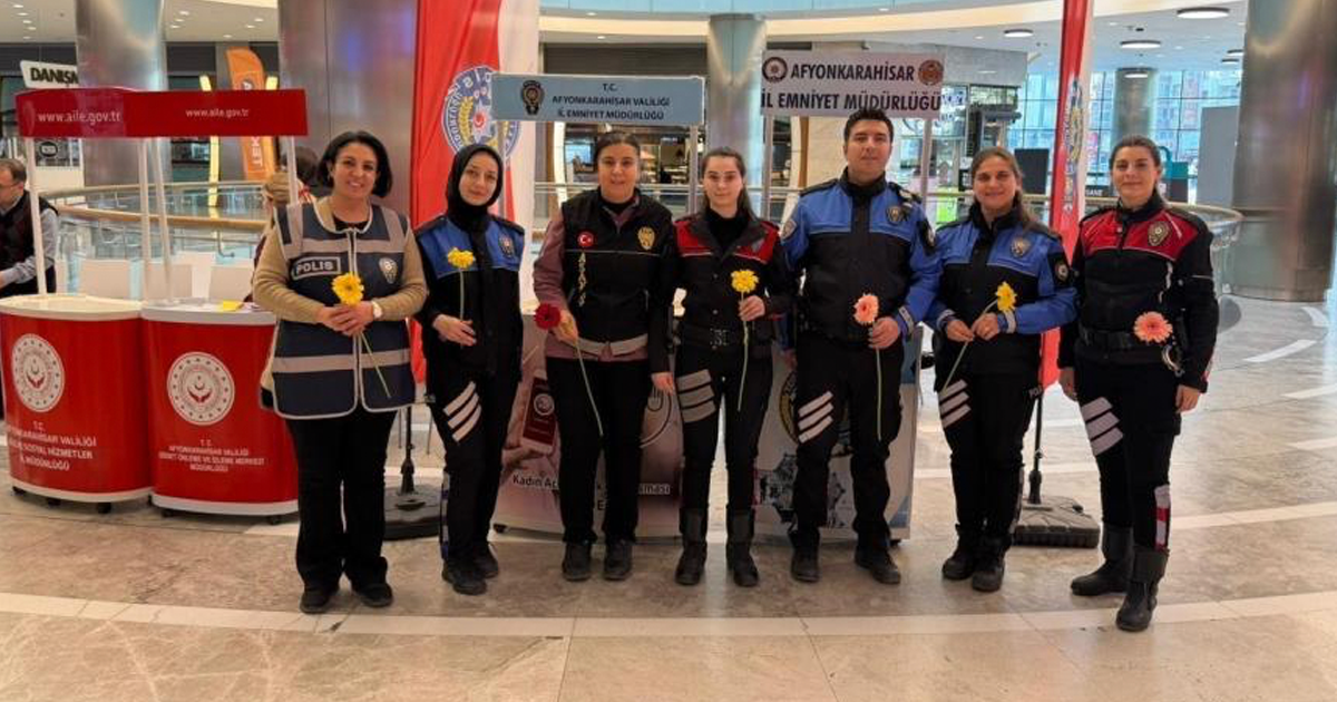 Polis kadına şiddetle mücadeleyi açtıkları stant ile anlattı 