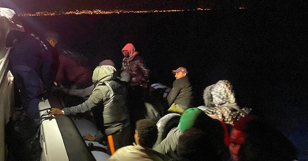 İzmir açıklarında 23 düzensiz göçmen yakalandı, 20 göçmen kurtarıldı 