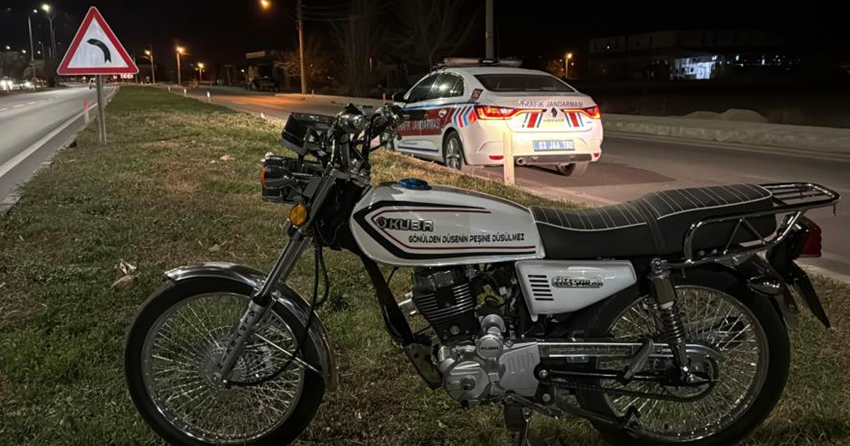 Kaldırıma çarpıp devrilen motosiklette 2 kişi yaralandı 