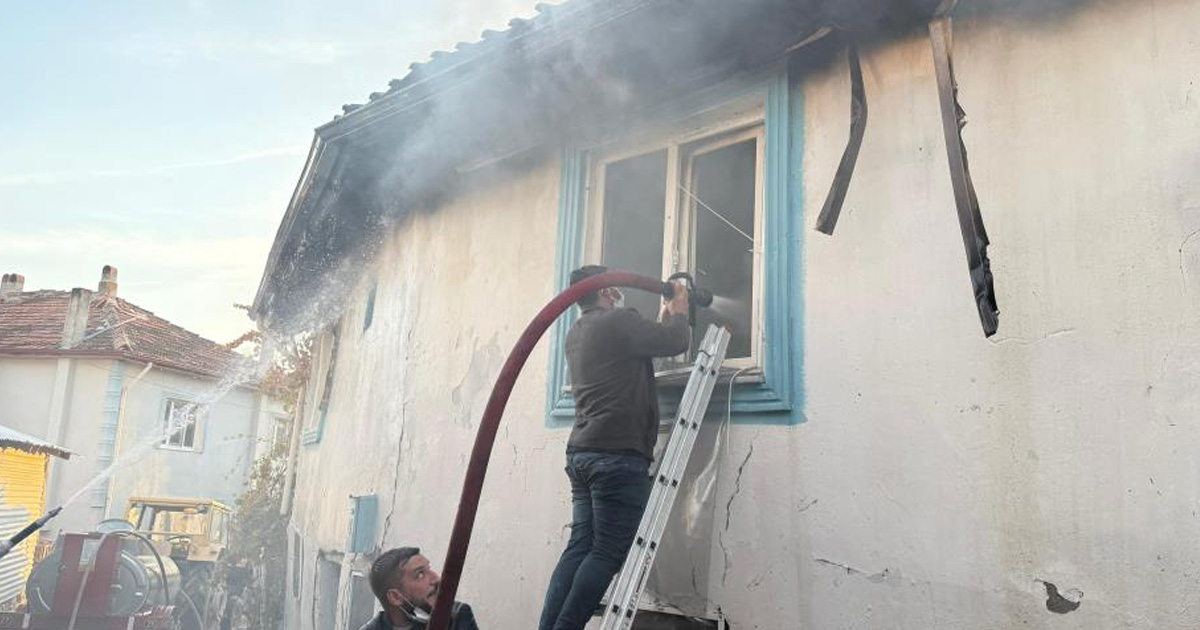 Kütahya’da çıkan yangında iki ev ve bir ahır kullanılamaz hale geldi